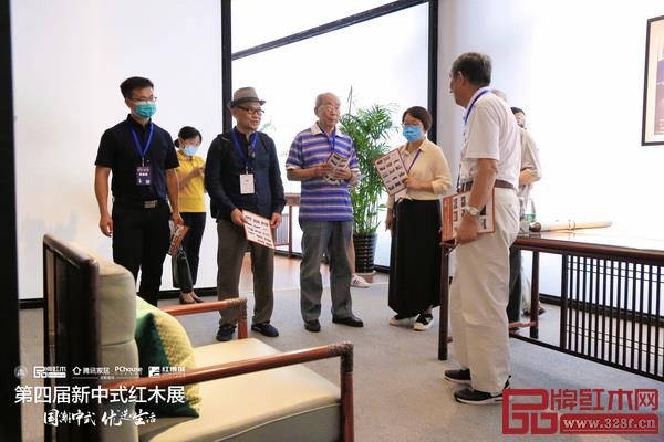 評選專家組為紅古軒《尚荷椅》打分 評選專家組為紅古軒《尚荷椅》打分