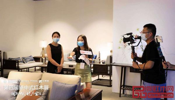 展會(huì)期間，騰訊家居主播走進(jìn)大為之家展位，探秘柬埔寨黑酸枝新品系列雅致之美