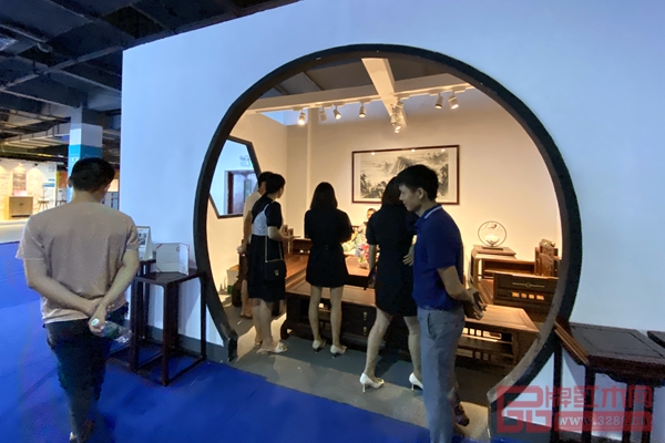 展會(huì)評(píng)選區(qū)中,良辰軒紅木《運(yùn)·東方沙發(fā)》吸引眾人駐足體驗(yàn)品鑒 展會(huì)評(píng)選區(qū)中,良辰軒紅木《運(yùn)·東方沙發(fā)》吸引眾人駐足體驗(yàn)品鑒