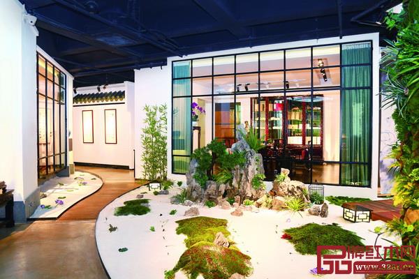 泰和園當(dāng)代中式生活藝術(shù)鑒賞中心不僅藏有當(dāng)代君子系列家具臻品,還有清逸的紫砂壺精品 泰和園當(dāng)代中式生活藝術(shù)鑒賞中心不僅藏有當(dāng)代君子系列家具臻品,還有清逸的紫砂壺精品