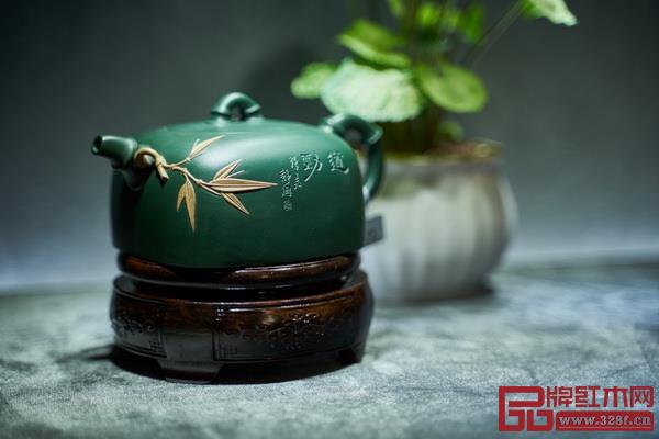 在家具和茶壺上題詩、作畫、鈐印,便使之更具藝術(shù)氣息、文化內(nèi)涵、詩畫意境 在家具和茶壺上題詩、作畫、鈐印,便使之更具藝術(shù)氣息、文化內(nèi)涵、詩畫意境