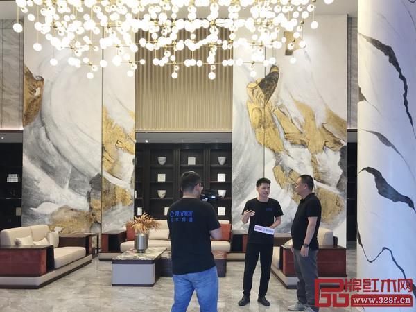 “縱橫四海,閃耀仲夏——恒達(dá)木業(yè)六大品牌線上SHOW”在恒達(dá)木業(yè)當(dāng)代中式家居館舉行 “縱橫四海,閃耀仲夏——恒達(dá)木業(yè)六大品牌線上SHOW”在恒達(dá)木業(yè)當(dāng)代中式家居館舉行