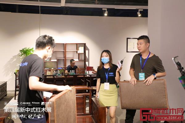 展會期間,騰訊家居主播走進古木印象展館,探秘柬埔寨黑酸枝精品家具之魅力 展會期間,騰訊家居主播走進古木印象展館,探秘柬埔寨黑酸枝精品家具之魅力