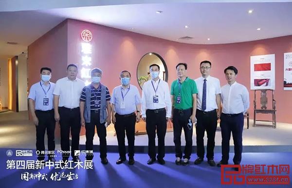 領導專家參觀雅宋紅木并在展廳前合影 領導專家參觀雅宋紅木并在展廳前合影