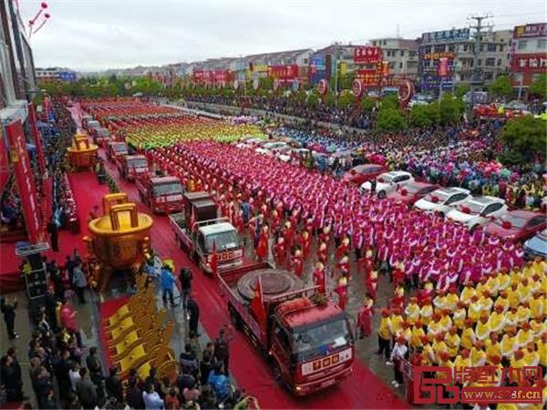 全民參與聲勢(shì)浩大,一年一度的展銷(xiāo)會(huì)受到全國(guó)各地經(jīng)銷(xiāo)商、批發(fā)商以及消費(fèi)者的廣泛關(guān)注.jpg 全民參與聲勢(shì)浩大,一年一度的展銷(xiāo)會(huì)受到全國(guó)各地經(jīng)銷(xiāo)商、批發(fā)商以及消費(fèi)者的廣泛關(guān)注.jpg