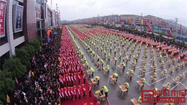 震撼人心的特色主題表演秀是歷屆花園紅木家具展銷(xiāo)會(huì)的精彩亮點(diǎn).jpg 震撼人心的特色主題表演秀是歷屆花園紅木家具展銷(xiāo)會(huì)的精彩亮點(diǎn).jpg
