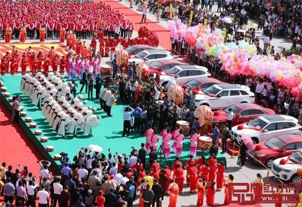 歷屆花園紅木家具展銷(xiāo)會(huì)都為消費(fèi)者提供了豪車(chē)、電腦、手機(jī)等豐富大獎(jiǎng).jpg 歷屆花園紅木家具展銷(xiāo)會(huì)都為消費(fèi)者提供了豪車(chē)、電腦、手機(jī)等豐富大獎(jiǎng).jpg