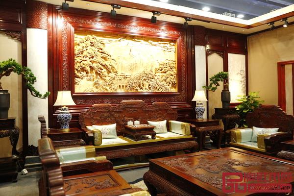 背景屏風雕刻萬里江山圖的客廳端莊典雅