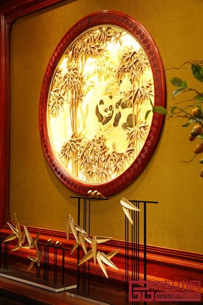  寫真雕刻情感內(nèi)斂低調(diào)、工藝復(fù)雜多樣，可謂一種高級“炫技”（國方餐廳空間墻面裝飾）