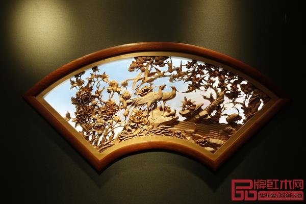  國方“春飲花茶”三號茶空間主背景雕刻，花團(tuán)簇鳳，藍(lán)天白云，右側(cè)緋紅意指日出方向，丹鳳朝陽的寓意通過傳統(tǒng)木雕工藝和燈光等現(xiàn)代輔助手法呈現(xiàn)，為所屬者獻(xiàn)上一份用心祝福