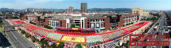 花園紅木家具城市場(chǎng)總面積約50萬平方米,吸引了2300多個(gè)品牌進(jìn)駐,穩(wěn)坐紅木家具專業(yè)市場(chǎng)“頭把交椅”.jpg 花園紅木家具城市場(chǎng)總面積約50萬平方米,吸引了2300多個(gè)品牌進(jìn)駐,穩(wěn)坐紅木家具專業(yè)市場(chǎng)“頭把交椅”.jpg