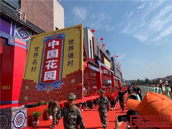 六大篇章彩車展示了花園村科技、綠色、活力、和諧的良好形象.jpg 六大篇章彩車展示了花園村科技、綠色、活力、和諧的良好形象.jpg