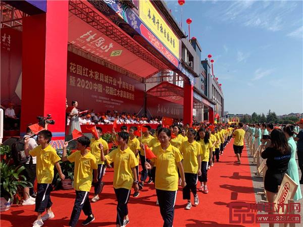 花園人用颯爽英姿大步向前,彰顯“世界名村”和“世界強(qiáng)村”的氣魄.jpg 花園人用颯爽英姿大步向前,彰顯“世界名村”和“世界強(qiáng)村”的氣魄.jpg
