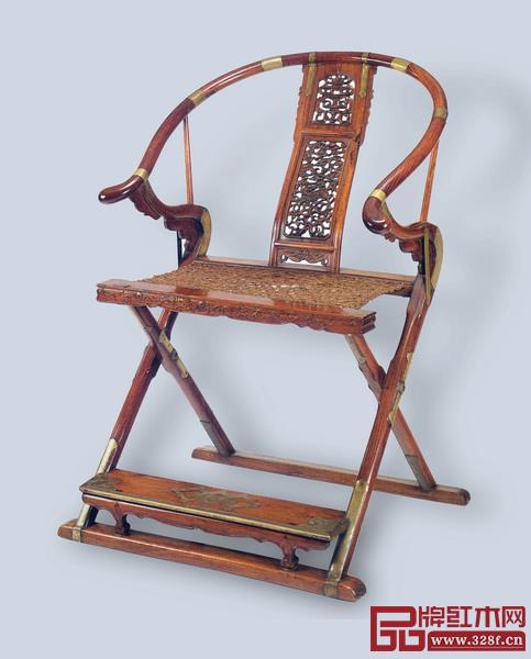 從45度正側(cè)面觀看的黃花梨麒麟紋交椅 從45度正側(cè)面觀看的黃花梨麒麟紋交椅