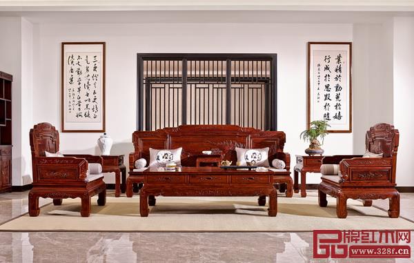  山水等書畫作品融入紅木家具設(shè)計(jì)使紅木家具極為典雅且富有文藝氣息（巧奪天工供圖）