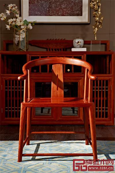 餐椅以傳統(tǒng)圈椅為器型,造型經(jīng)典,可一椅多用 餐椅以傳統(tǒng)圈椅為器型,造型經(jīng)典,可一椅多用