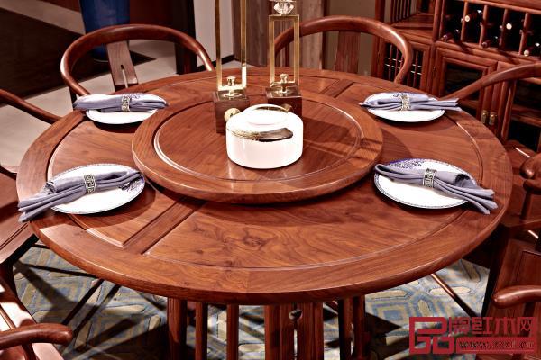 《悅幾圓餐臺》帶手動轉(zhuǎn)盤,使每位家人、好友能舒適的品嘗美味佳肴 《悅幾圓餐臺》帶手動轉(zhuǎn)盤,使每位家人、好友能舒適的品嘗美味佳肴