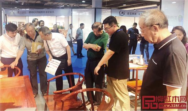 行業(yè)專家現(xiàn)場(chǎng)評(píng)選紅木精品 行業(yè)專家現(xiàn)場(chǎng)評(píng)選紅木精品
