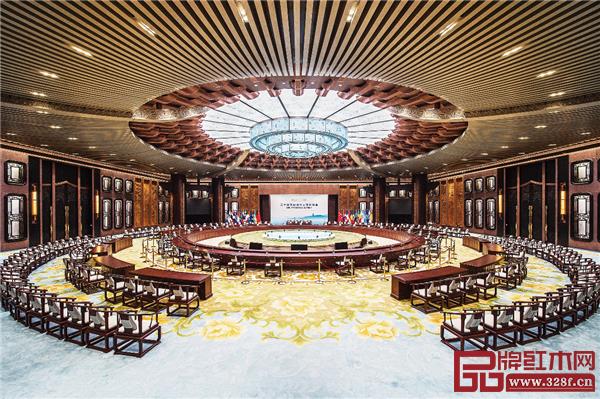 明堂紅木連續(xù)四年7次登上世界舞臺代言中國紅木.jpg 明堂紅木連續(xù)四年7次登上世界舞臺代言中國紅木.jpg