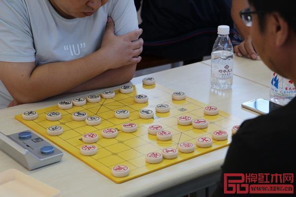 “山東巧奪天工杯”象棋棋王賽比賽現(xiàn)場氣氛熱烈,選手心思縝密,沉著應(yīng)戰(zhàn) “山東巧奪天工杯”象棋棋王賽比賽現(xiàn)場氣氛熱烈,選手心思縝密,沉著應(yīng)戰(zhàn)