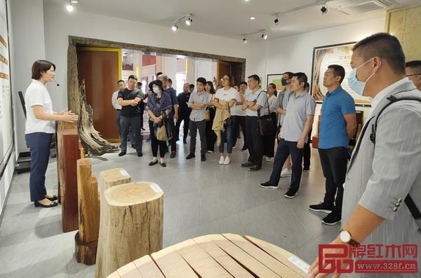 在講解員的帶領(lǐng)下,大家參觀了巧奪天工紅木文化博物館 在講解員的帶領(lǐng)下,大家參觀了巧奪天工紅木文化博物館