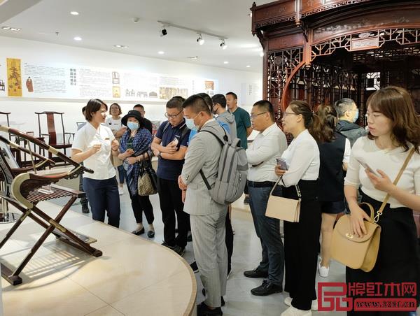 在講解員的帶領(lǐng)下,大家參觀了巧奪天工紅木文化博物館 在講解員的帶領(lǐng)下,大家參觀了巧奪天工紅木文化博物館