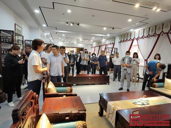 講解員從選材、工藝、器型方面帶領(lǐng)大家詳細(xì)了解了博物館內(nèi)的產(chǎn)品 講解員從選材、工藝、器型方面帶領(lǐng)大家詳細(xì)了解了博物館內(nèi)的產(chǎn)品