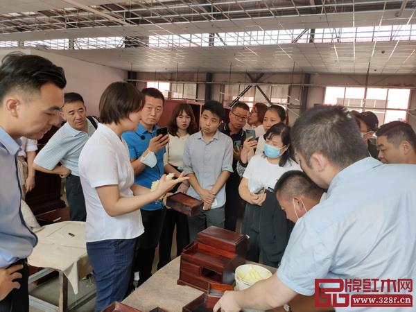 大家共同參觀了生產(chǎn)車間,詳細(xì)地了解了紅木家具的生產(chǎn)流程和制作工藝 大家共同參觀了生產(chǎn)車間,詳細(xì)地了解了紅木家具的生產(chǎn)流程和制作工藝