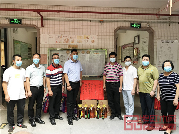 “金秋送祝?！被顒游繂柦M一行分有江門市新會區(qū)大澤鎮(zhèn)委副書記、鎮(zhèn)長寧路庚（左三），江門市新會區(qū)大澤鎮(zhèn)副鎮(zhèn)長梁耀南（左二），江門市新會區(qū)大澤鎮(zhèn)二級主任科員鐘炳培（右四），廣作紅木研究院院長尹付林（左四），廣作紅木研究院常務理事、森木家具董事長蔣華僑（右三），源源紅家具董事長張思元（右二），和瑞紅木家具董事長劉冬清（左一）以及臻品居紅木家具代表等