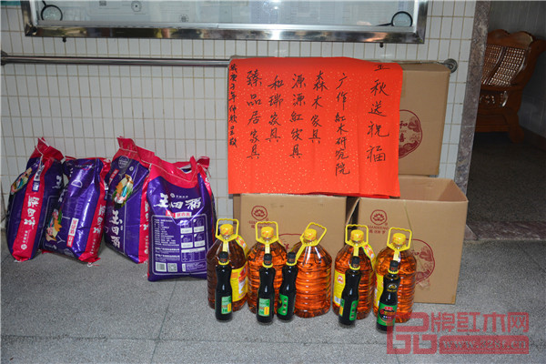 活動慰問組為大澤鎮(zhèn)敬老院老人們準備的中秋禮品 活動慰問組為大澤鎮(zhèn)敬老院老人們準備的中秋禮品