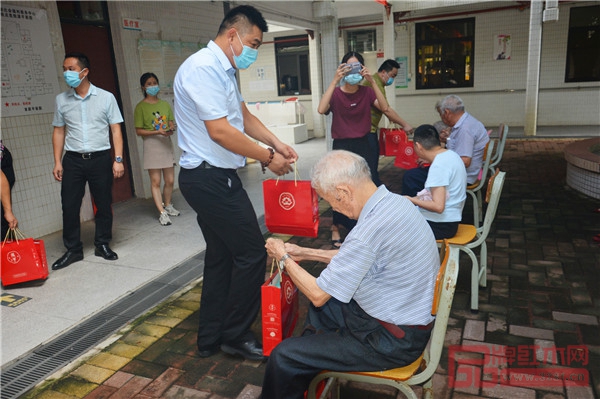 廣作研究院院長尹付林親自為老人們送上中秋禮品 廣作研究院院長尹付林親自為老人們送上中秋禮品