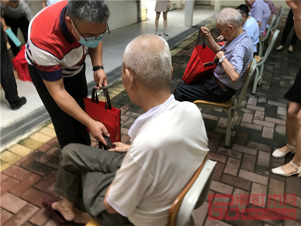 慰問組一行與老人們親切交談 慰問組一行與老人們親切交談