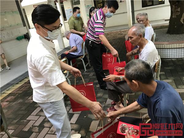 活動慰問組一行開始把中秋月餅禮盒親手遞到每位老人手上,表達自己的心意 活動慰問組一行開始把中秋月餅禮盒親手遞到每位老人手上,表達自己的心意