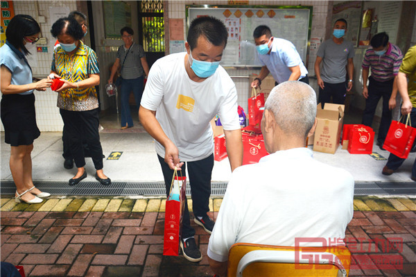 活動慰問組一行開始把中秋月餅禮盒親手遞到每位老人手上,表達自己的心意 活動慰問組一行開始把中秋月餅禮盒親手遞到每位老人手上,表達自己的心意