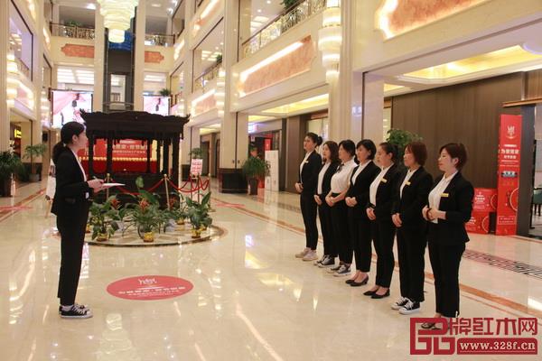 老周家居服務人員嚴陣以待,以最好的狀態(tài)迎接活動、服務客戶 老周家居服務人員嚴陣以待,以最好的狀態(tài)迎接活動、服務客戶