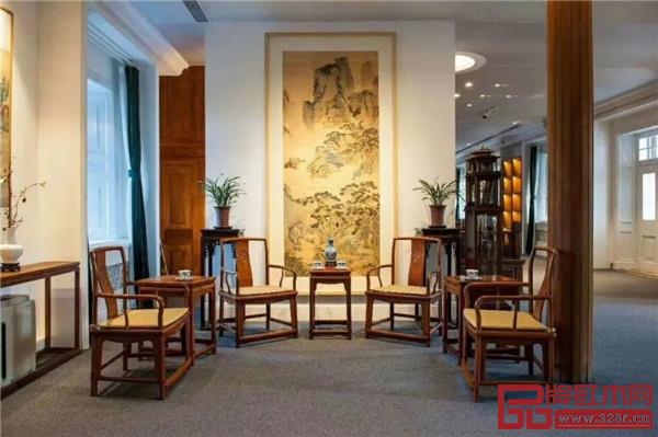 ▲在這樣重要的歷史時(shí)刻，這款扇面南官帽椅是經(jīng)典明式家具代表，聚焦了世界的眼光，成為中國(guó)傳統(tǒng)文化最直接的“傳播者”，為大國(guó)外交添上了濃墨重彩的一筆！