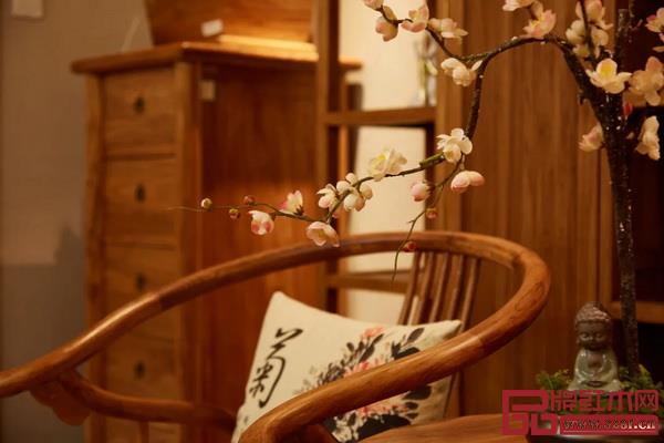 致遠(yuǎn)老榆木古典家具散發(fā)濃濃的傳統(tǒng)風(fēng)韻 致遠(yuǎn)老榆木古典家具散發(fā)濃濃的傳統(tǒng)風(fēng)韻