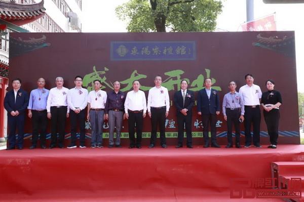 國務(wù)院參事室特邀研究員、國家人力資源與社會保障部原黨組副書記、常務(wù)副部長楊志明(左七)、東陽市副市長黃陽明(右六)、明清宮廷家具專家、紫檀文化學(xué)者、傳統(tǒng)家具木材藥用研究第一人周京南(右四)、御乾堂紅木首席顧問、亞太地區(qū)手工藝大師、中國工藝美術(shù)大師、國家職業(yè)技能競賽裁判、首批國家非物質(zhì)文化遺產(chǎn)東陽木雕傳承人馮文土(左六)、復(fù)星國風(fēng)文化產(chǎn)業(yè)集團董事長、東陽中國木雕城有限公司董事長、東陽市紅木家具行業(yè)協(xié)會會長陳義(左四)等嘉賓與御乾堂董事長馬海軍上臺合影留念 國務(wù)院參事室特邀研究員、國家人力資源與社會保障部原黨組副書記、常務(wù)副部長楊志明(左七)、東陽市副市長黃陽明(右六)、明清宮廷家具專家、紫檀文化學(xué)者、傳統(tǒng)家具木材藥用研究第一人周京南(右四)、御乾堂紅木首席顧問、亞太地區(qū)手工藝大師、中國工藝美術(shù)大師、國家職業(yè)技能競賽裁判、首批國家非物質(zhì)文化遺產(chǎn)東陽木雕傳承人馮文土(左六)、復(fù)星國風(fēng)文化產(chǎn)業(yè)集團董事長、東陽中國木雕城有限公司董事長、東陽市紅木家具行業(yè)協(xié)會會長陳義(左四)等嘉賓與御乾堂董事長馬海軍上臺合影留念