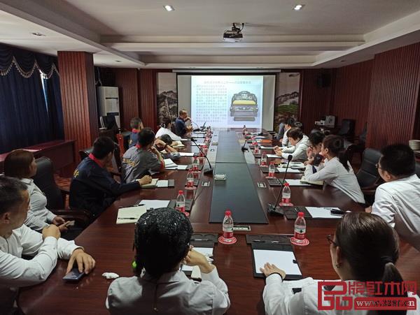 明清宮廷家具專家、紫檀文化學(xué)者、傳統(tǒng)家具木材藥用研究第一人周京南進行現(xiàn)場講座 明清宮廷家具專家、紫檀文化學(xué)者、傳統(tǒng)家具木材藥用研究第一人周京南進行現(xiàn)場講座