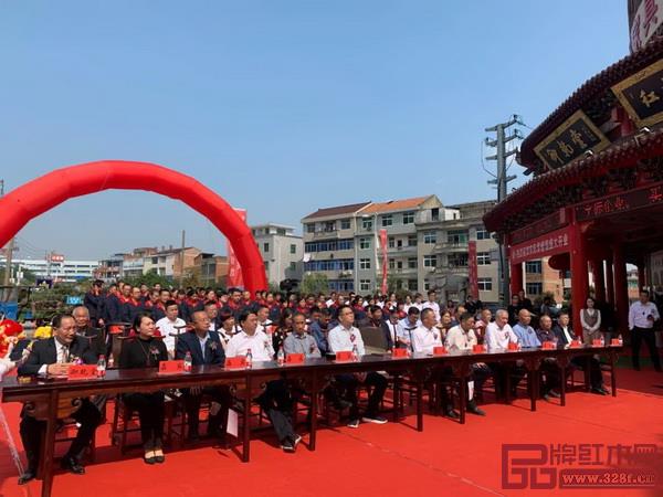 御乾堂紅木“東陽紫檀館”開業(yè)盛典現(xiàn)場舉行了舞獅表演 御乾堂紅木“東陽紫檀館”開業(yè)盛典現(xiàn)場舉行了舞獅表演