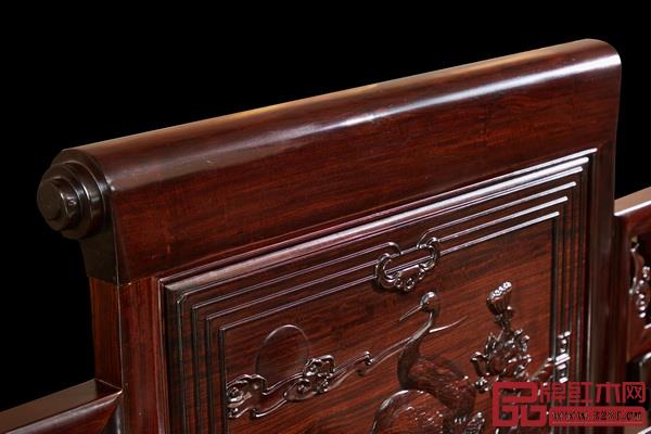 名典紅木此套卷書沙發(fā)選用優(yōu)質(zhì)東非黑酸枝,質(zhì)感圓潤細膩,處處彰顯光澤 名典紅木此套卷書沙發(fā)選用優(yōu)質(zhì)東非黑酸枝,質(zhì)感圓潤細膩,處處彰顯光澤