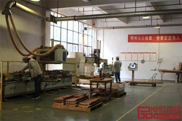 明堂紅木革新生產(chǎn)技術、設備全面升級,為品質(zhì)家具生產(chǎn)保駕護航.jpg 明堂紅木革新生產(chǎn)技術、設備全面升級,為品質(zhì)家具生產(chǎn)保駕護航.jpg