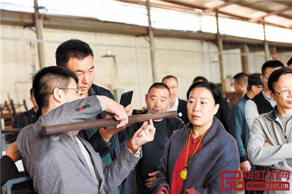 明堂紅木經(jīng)銷商參觀生產(chǎn)工廠.jpg 明堂紅木經(jīng)銷商參觀生產(chǎn)工廠.jpg