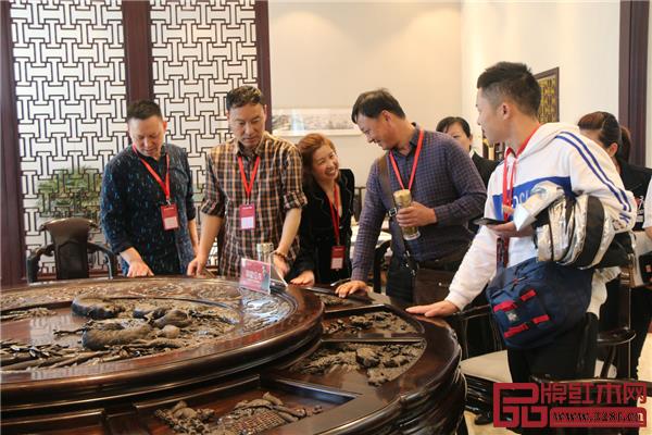 明堂紅木經(jīng)銷商參觀展廳.jpg 明堂紅木經(jīng)銷商參觀展廳.jpg