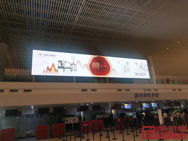 雅晟檀一新中式在江蘇南通東興機(jī)場重要區(qū)域乘機(jī)處的品牌廣告 雅晟檀一新中式在江蘇南通東興機(jī)場重要區(qū)域乘機(jī)處的品牌廣告