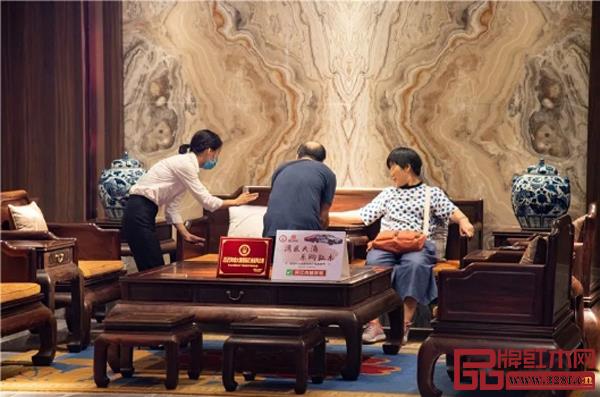 銷售人員給消費者介紹紅木家具產(chǎn)品 銷售人員給消費者介紹紅木家具產(chǎn)品