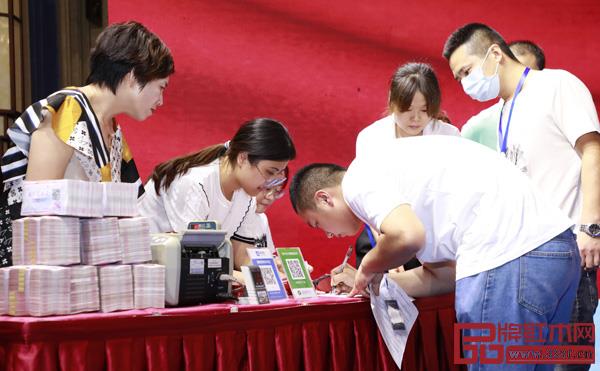 中信紅木2020年招商大會得到了經(jīng)銷商的熱烈響應(yīng) 中信紅木2020年招商大會得到了經(jīng)銷商的熱烈響應(yīng)