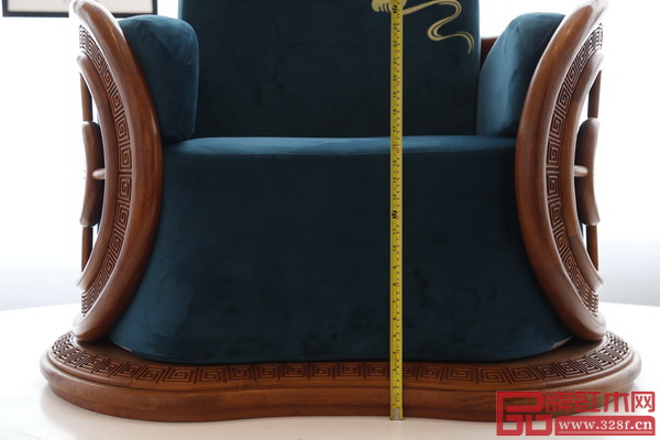 《風(fēng)云椅》嚴(yán)格按照人體工程學(xué)原理設(shè)計尺度，符合現(xiàn)代人健康舒適座高