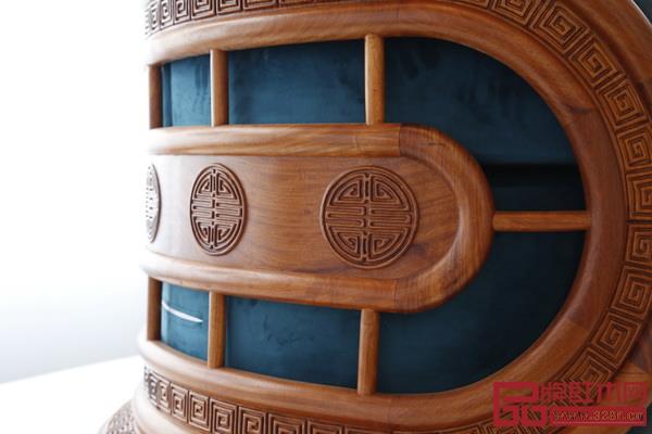《風(fēng)云椅》細(xì)節(jié)處采用回形紋、團(tuán)壽紋，增添了整體家具的祥瑞之氣，又很好地契合“天圓地方”的設(shè)計思想