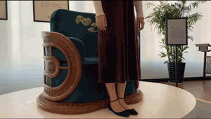 《風(fēng)云椅》嚴(yán)格按照人體工程學(xué)原理設(shè)計尺度，符合現(xiàn)代人健康舒適座高